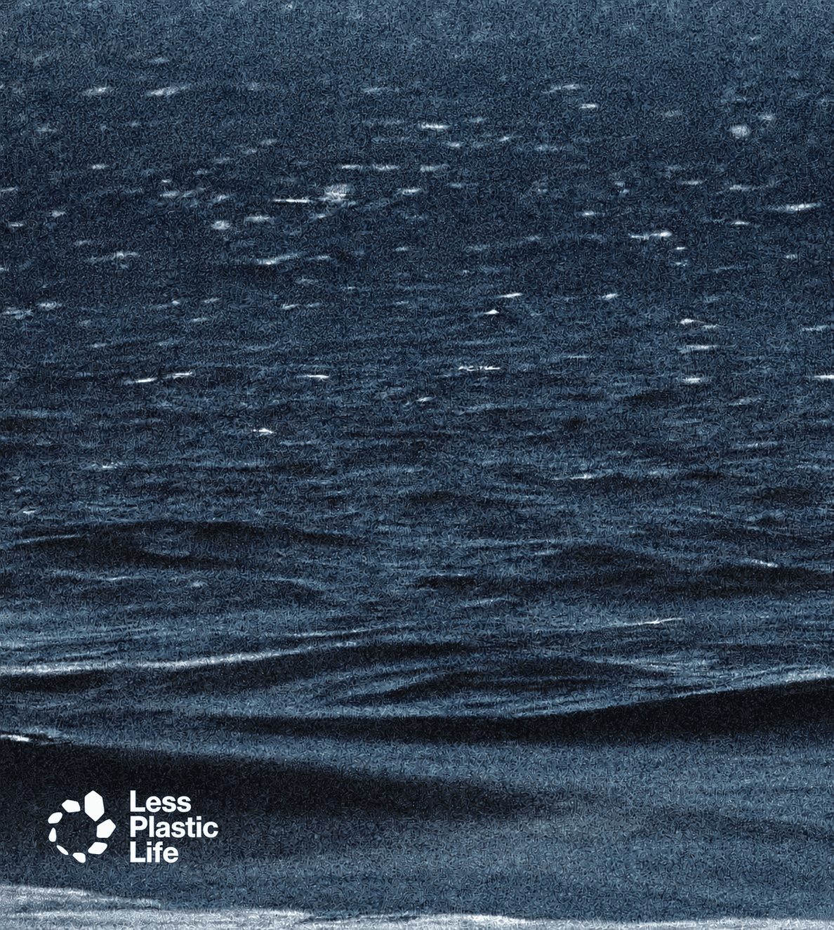 Less Plastic Life 로고가 담긴 짙은 바다 질감 배경