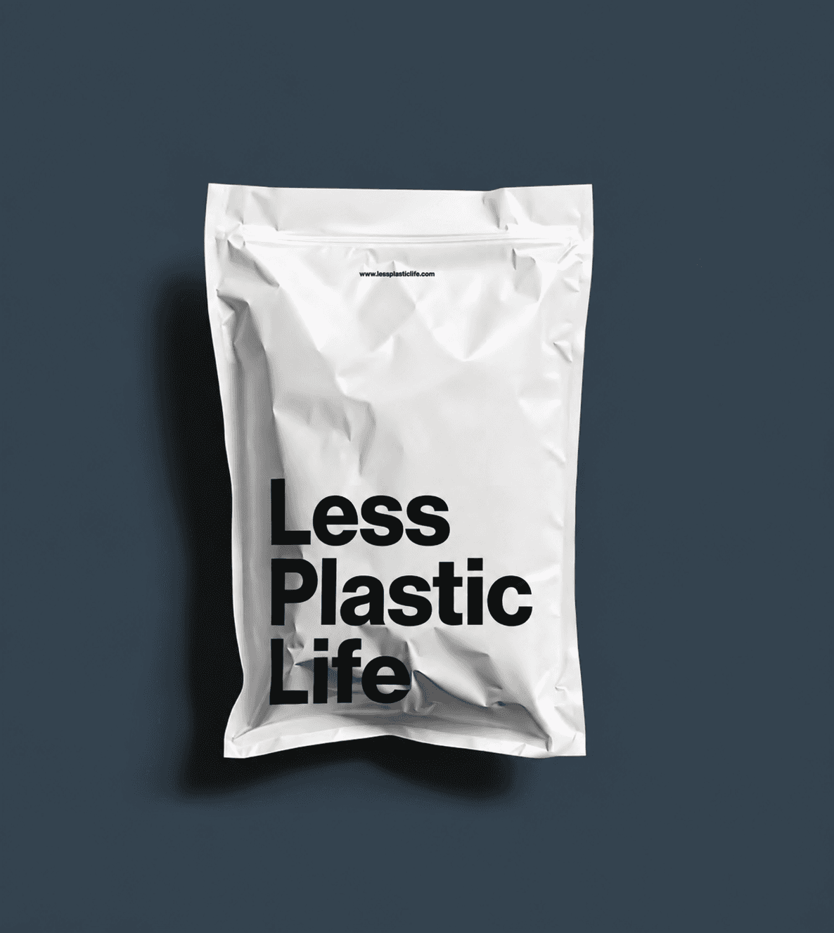 짙은 남색 배경 위 Less Plastic Life 파우치 패키지